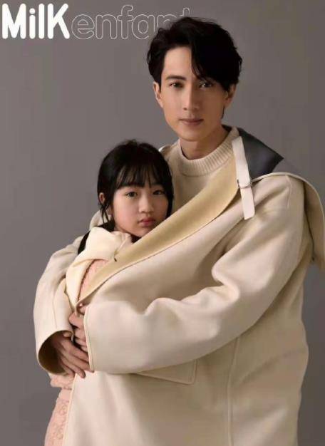 Nei 吴尊跟孩子拍亲子照，儿子长得比爸爸帅，女儿遗传了妈妈的高颜值