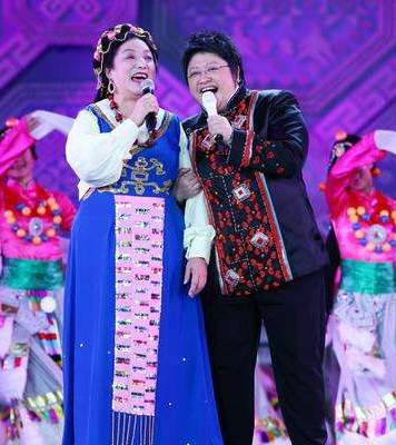 妈妈雍西雍西是著名歌手韩红的亲生母亲,也是知名的藏族女高音歌唱家