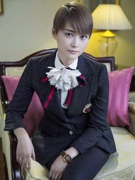 李宇春自曝龙丹妮为了留住我送完了豪宅又送跑车下足了血本