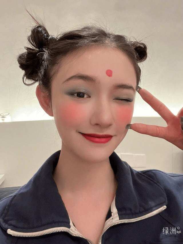 汇演林允重现90年代文艺汇演妆，家人都夸可爱，她却建议：请勿模仿
