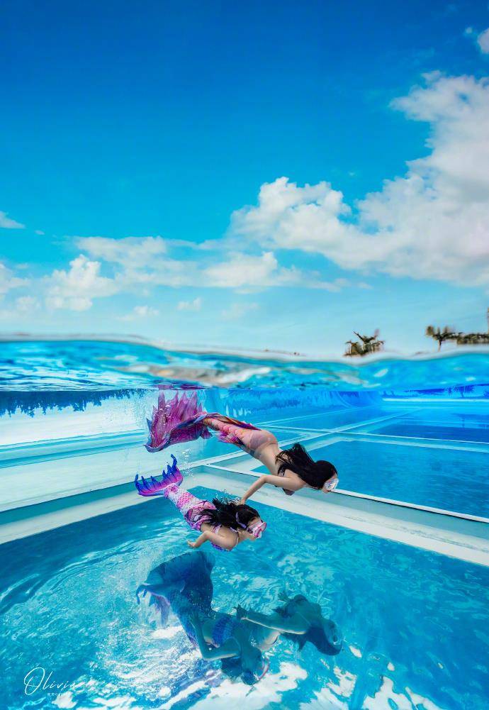 漂亮|董璇晒与女儿美人鱼照,手牵手游泳超有爱,小酒窝水中翻转360度