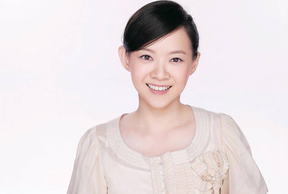 曾志伟女儿曾宝仪父母离异有阴影和初恋相守16年48岁仍未婚