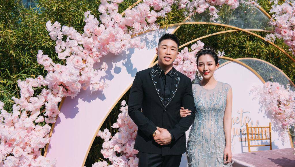 郭德纲常调侃他"丑得把狗吓一跳",他老婆却貌美如花,堪比明星_朱云峰