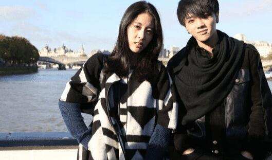 原创华晨宇新恋情被爆被拍与女生开车回家牵手同行却无交流