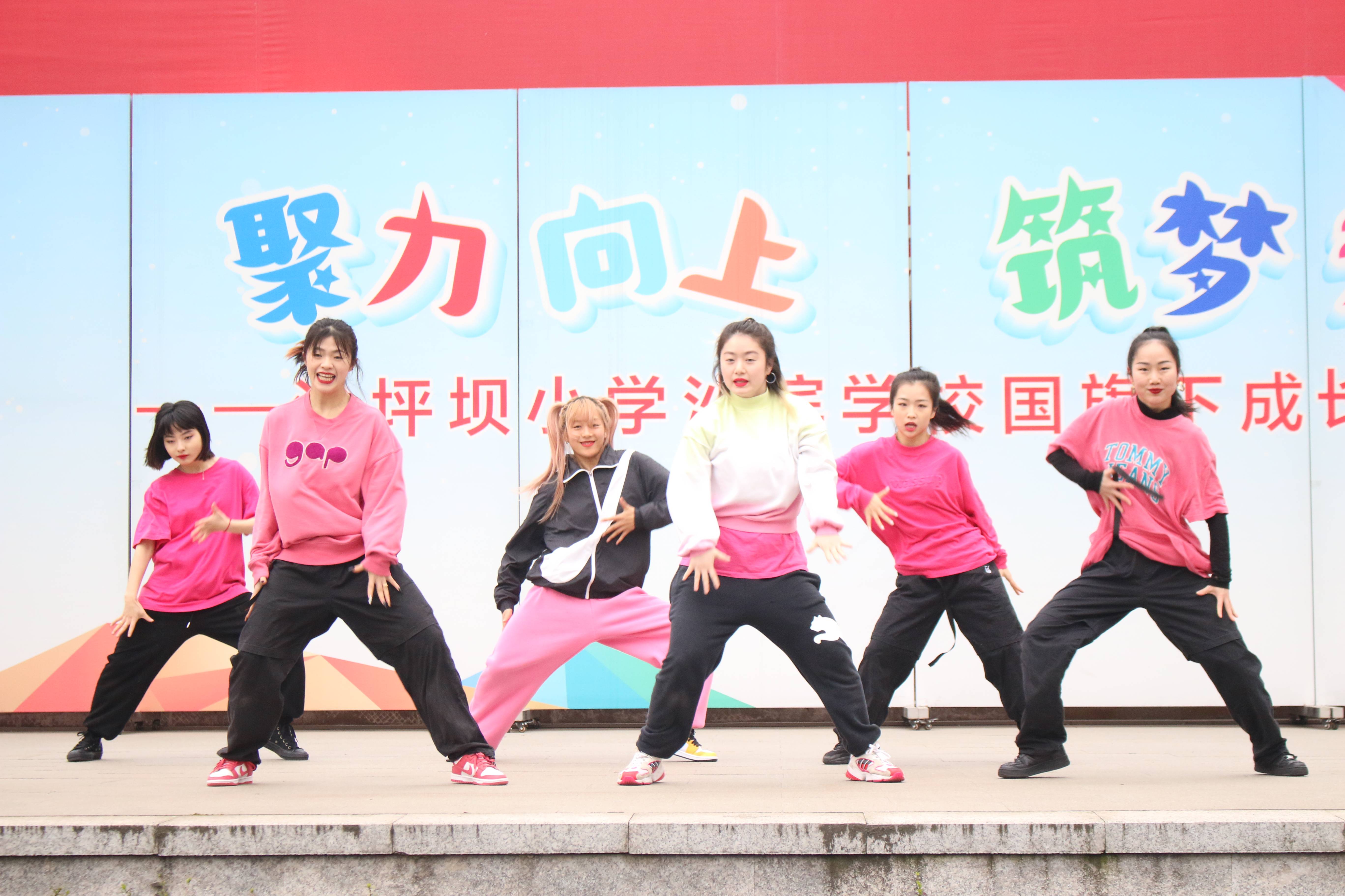 此次街舞进校园活动是沙坪坝小学沙滨学校在全校范围内推广普及街舞
