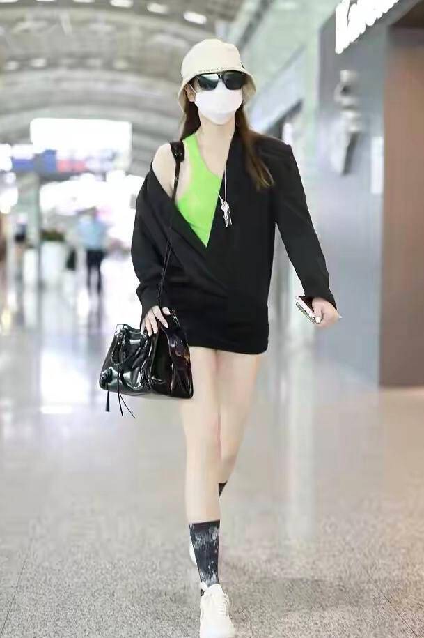 好身材 戚薇好身材任性!穿件“男人背心”就敢走机场,好皮肤太让人羡慕