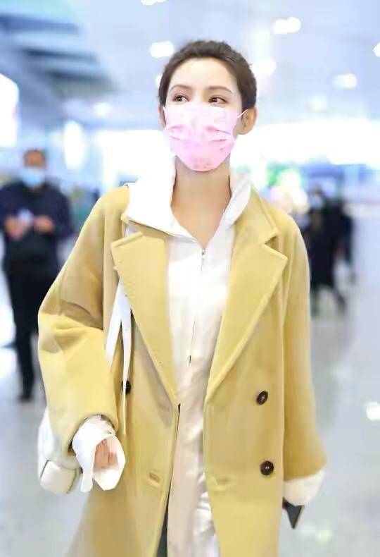 设计 张予曦牵手母亲亮相，穿风衣扎丸子头清纯甜美，气质却输给了妈妈