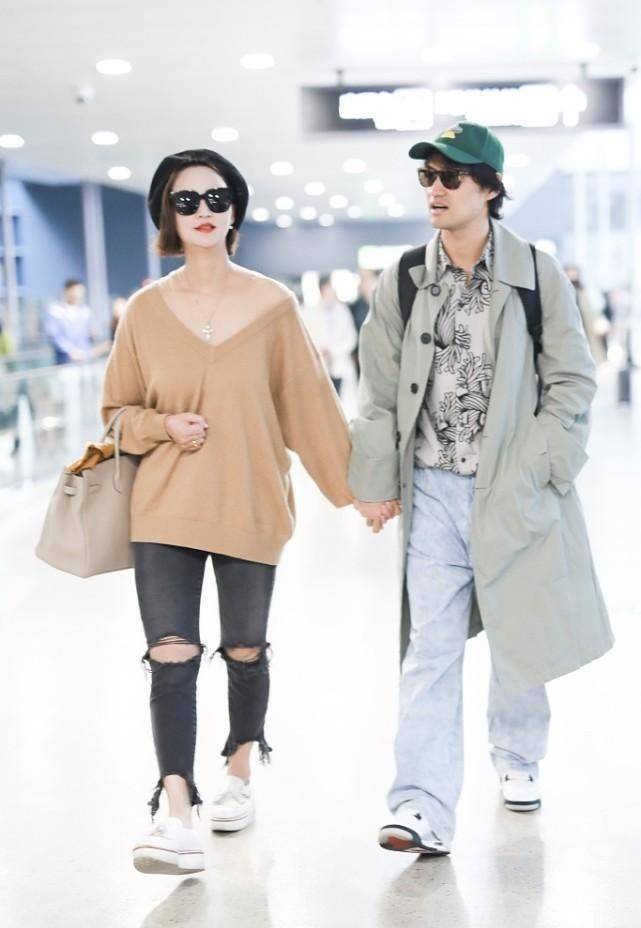 进行 短发的张歆艺利落又潇洒,吊带套在衬衫外面穿,复古又霸气