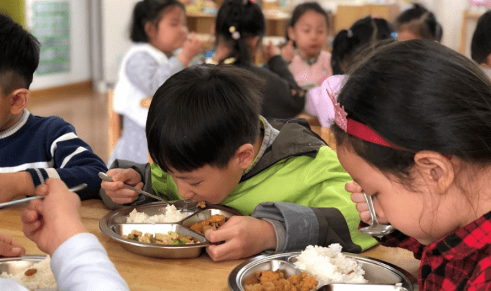 午餐|家长晒幼儿园8元午餐，自以为勤俭节约又明智，却引起网友争议
