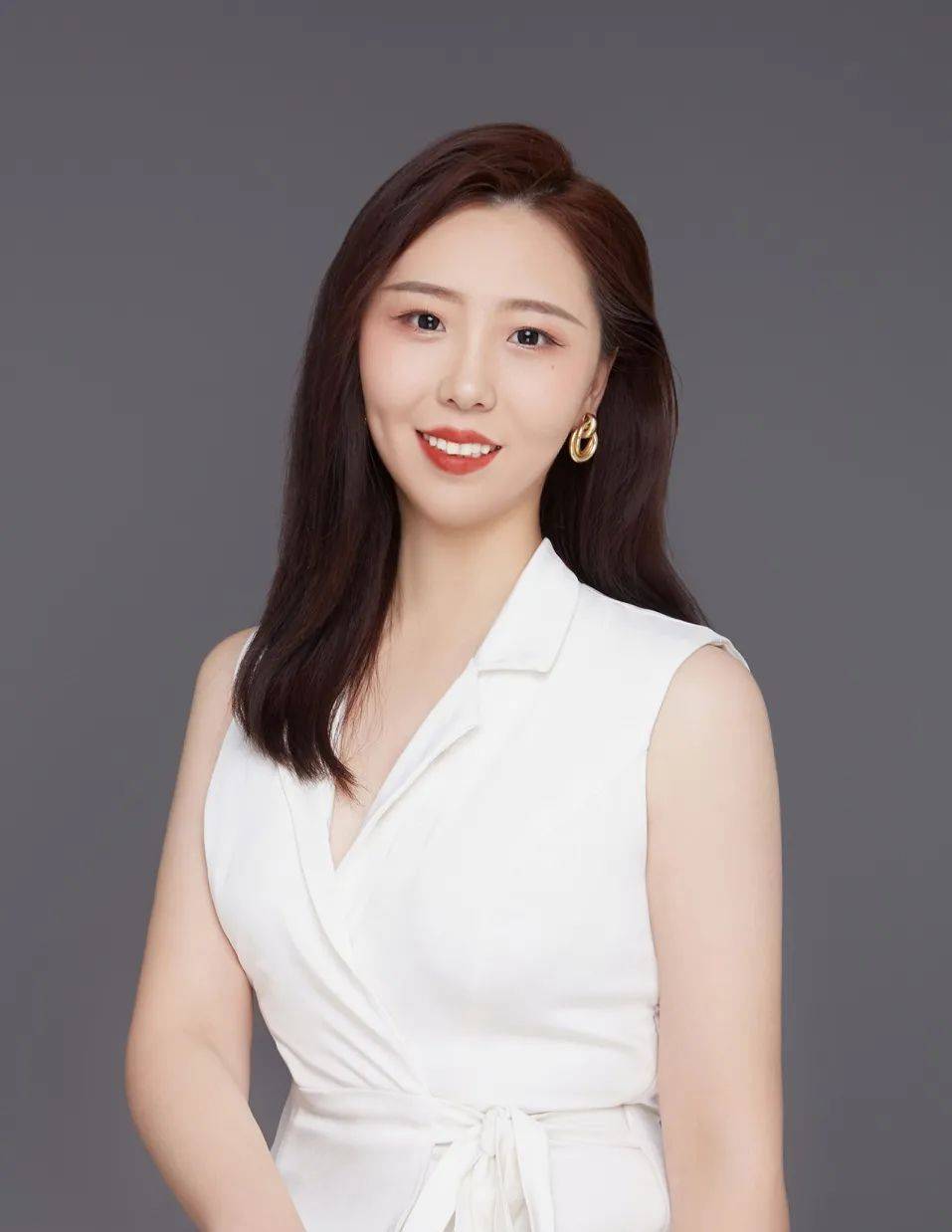 洪钰真名祁洪钰,毕业于南京艺术学院.