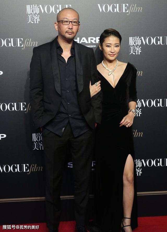 黑色 梁静满头银丝,穿白色成套西装,气场盖过身高190的老公管虎