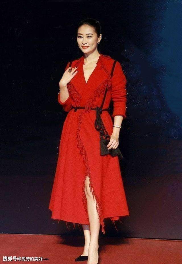 黑色 梁静满头银丝,穿白色成套西装,气场盖过身高190的老公管虎