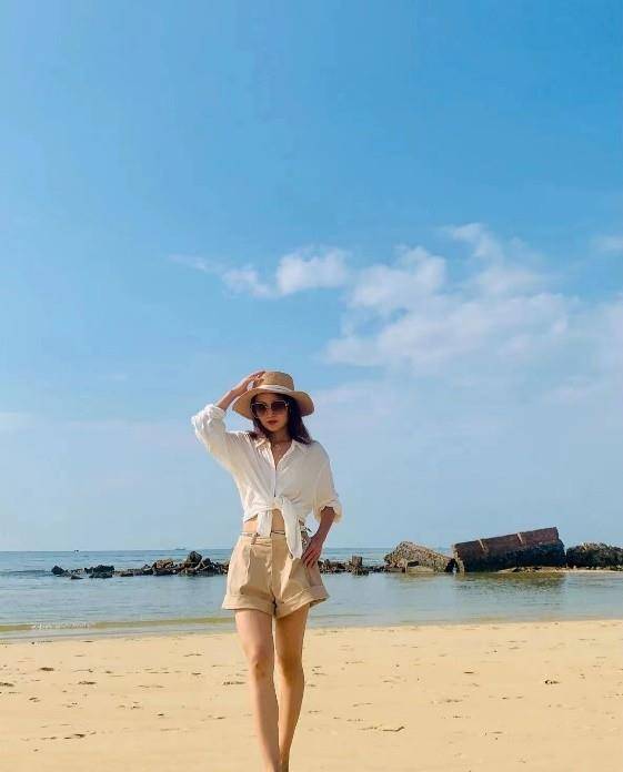 配饰被这位60岁法国奶奶圈粉,年过半百活力四射,穿衣得体,坐姿撩人