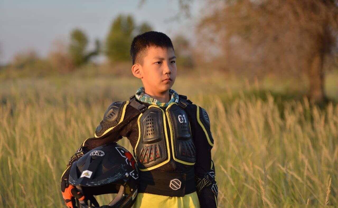 有人说胡皓康的颜值和气质是随着父亲的,但是我觉得