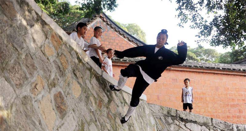 飞檐走壁的小孩子 8eb96a1764a240999c073bb78198c008.jpeg