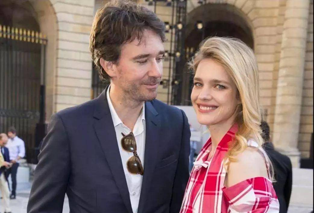 姐弟 38岁LV太子妃罕见短发亮相!18岁大儿子比自己都高,同框像姐弟啊