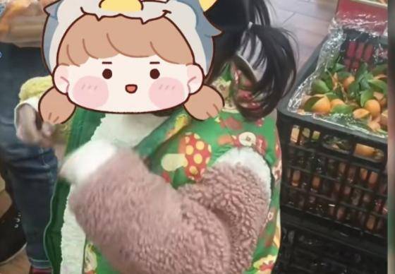 因为|4岁萌娃“偷拿”零食被发现，爸爸的做法值得深思，网友：教得好