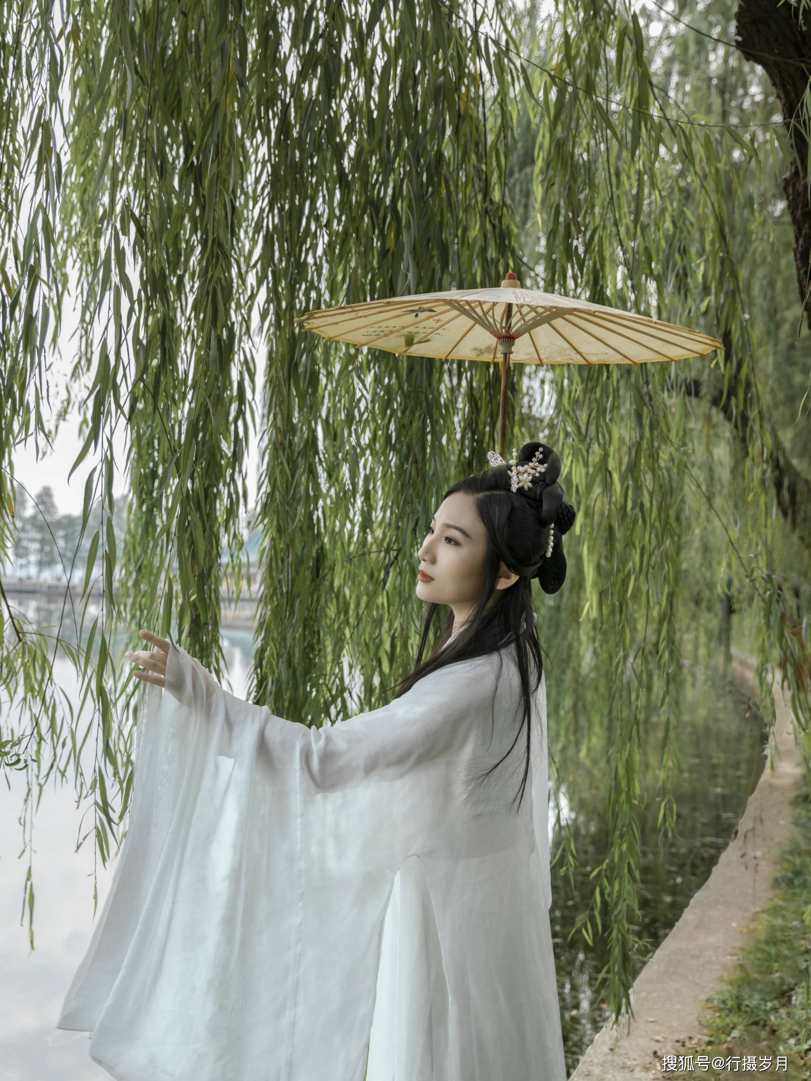 凭栏相思红豆蔻,谁记风流,一梦谁偷?_眉头_曲中_杨柳谁