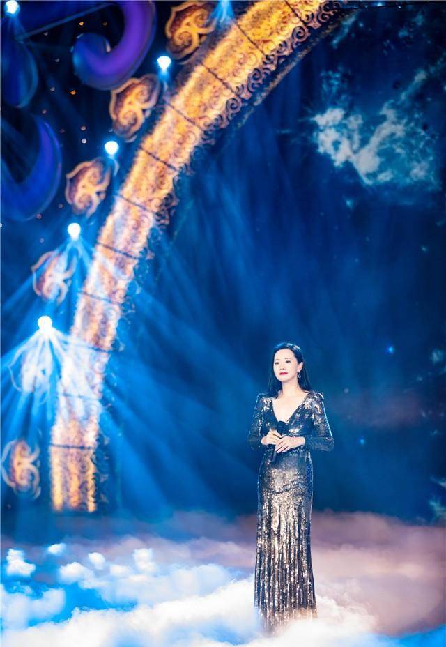 好身材 影后咏梅真是人间好身材，穿虞姬液体裙新造型，50岁丝毫不见老