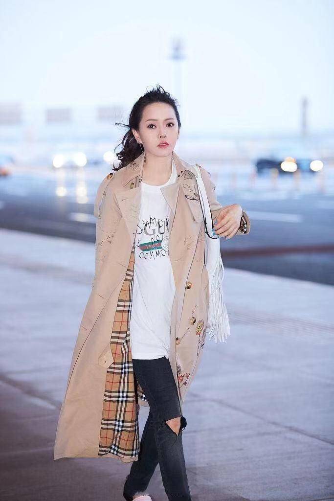 状态伊能静终于认老了！穿“大妈”外套配奶奶裤，这才是53岁真实模样