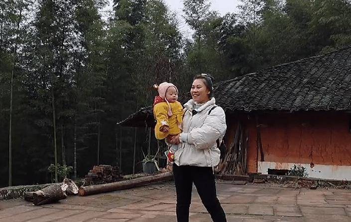 洪霞妹儿:富家女为爱嫁到农村三年生三胎,公婆:能生多生!