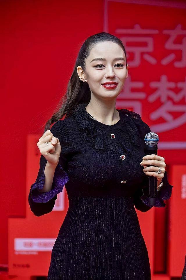 设计|吉娜太爱美了！怀孕后还穿紧身裙秀身材，一脸浓妆与郎朗合奏钢琴