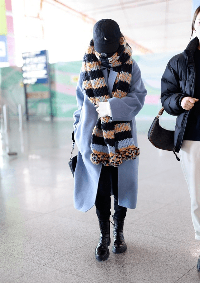 小富 李沁成功解锁“小富婆”造型,穿立领白色半长大衣,太潇洒了