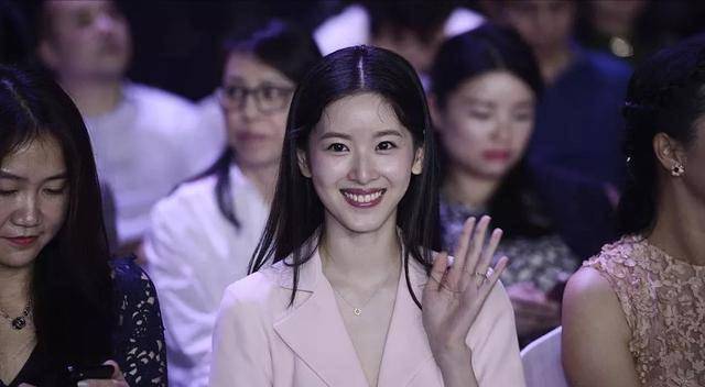 长发章泽天本人并不好看,只是包装成清纯人设,如今脸崩了!