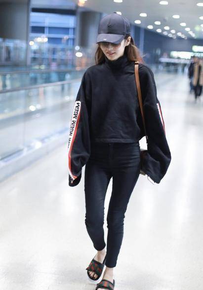 整体 颖儿太有骨感美，穿紧身裤看不出一丝赘肉，当了妈身材还能这么好