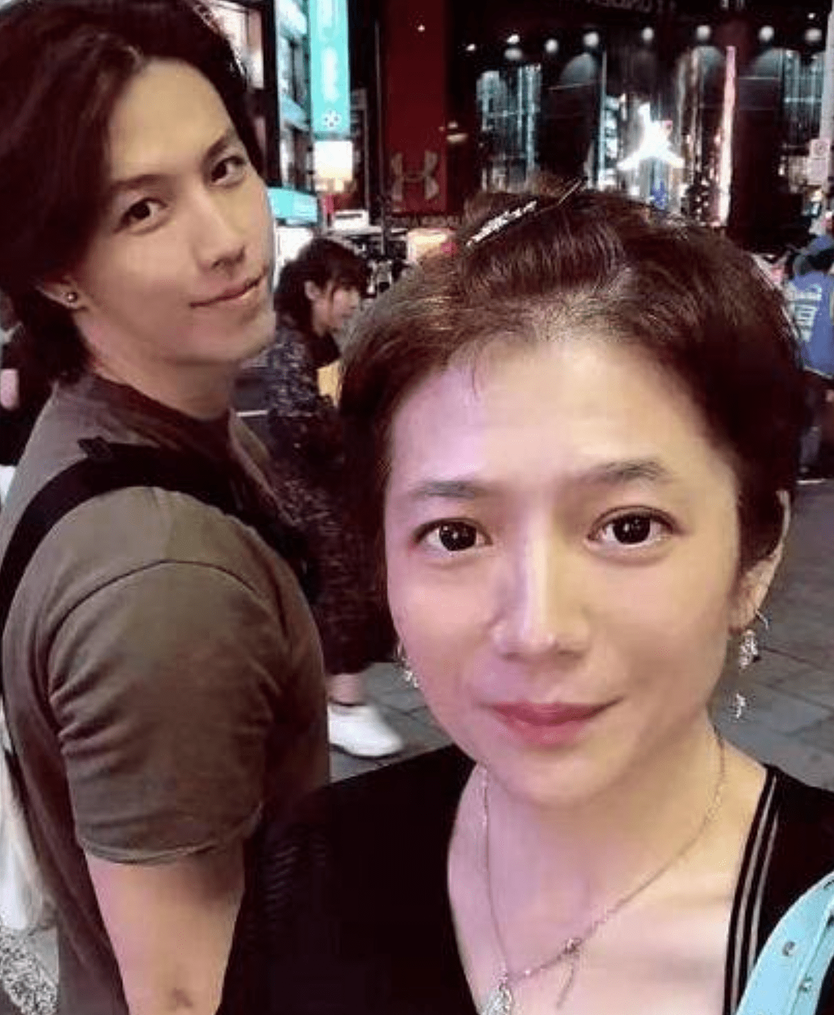 值得一提的是,昨天,"偶像剧教母"柴智屏的女儿高隽雅,与林瑞阳和前妻