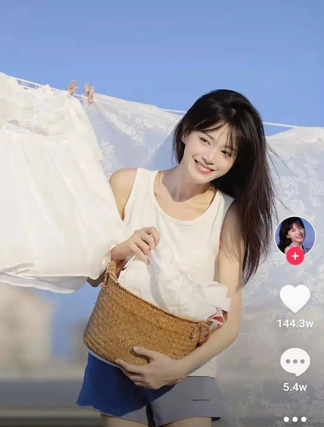 八卦爆料网红圈也出了个淡颜系美女！旧天台随便一拍她就火了？