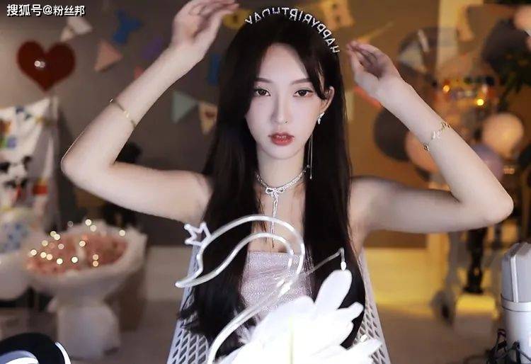 原创南妹儿过生日想要特权斗鱼超管不给面子开场舞就被封禁了
