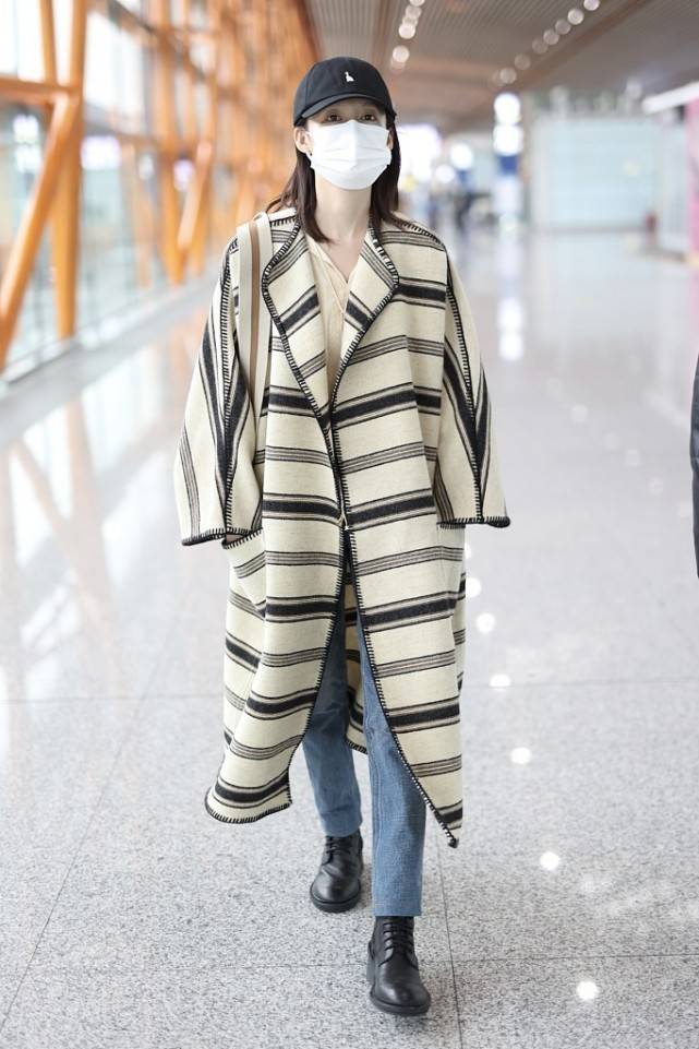 小富 李沁成功解锁“小富婆”造型,穿立领白色半长大衣,太潇洒了