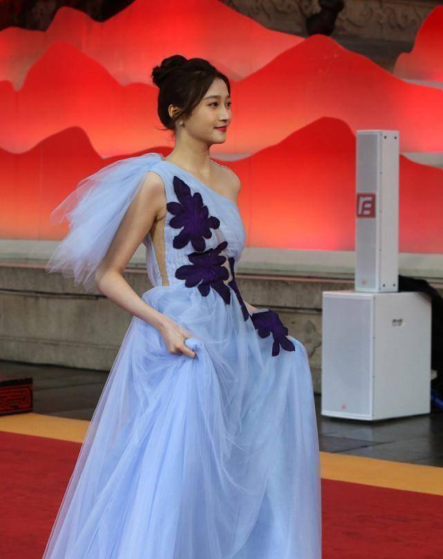 Buu 我真搞不懂，身高172体重90斤的关晓彤，为啥穿衣服这么显壮