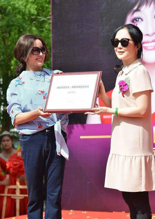 刘晓庆穿得真显高，短t搭牛仔裤比例真好，160身高穿出170的效果