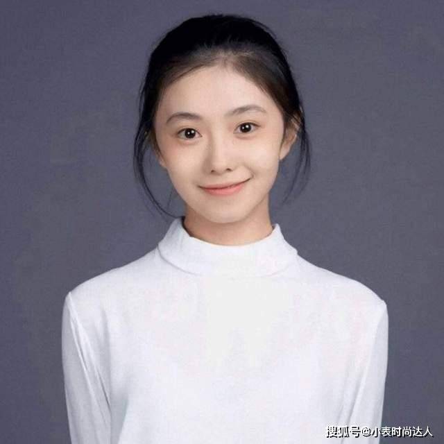 轮廓新任谋女郎背景强悍，晒素颜生图不惧怼脸拍，满满胶原蛋白好清纯