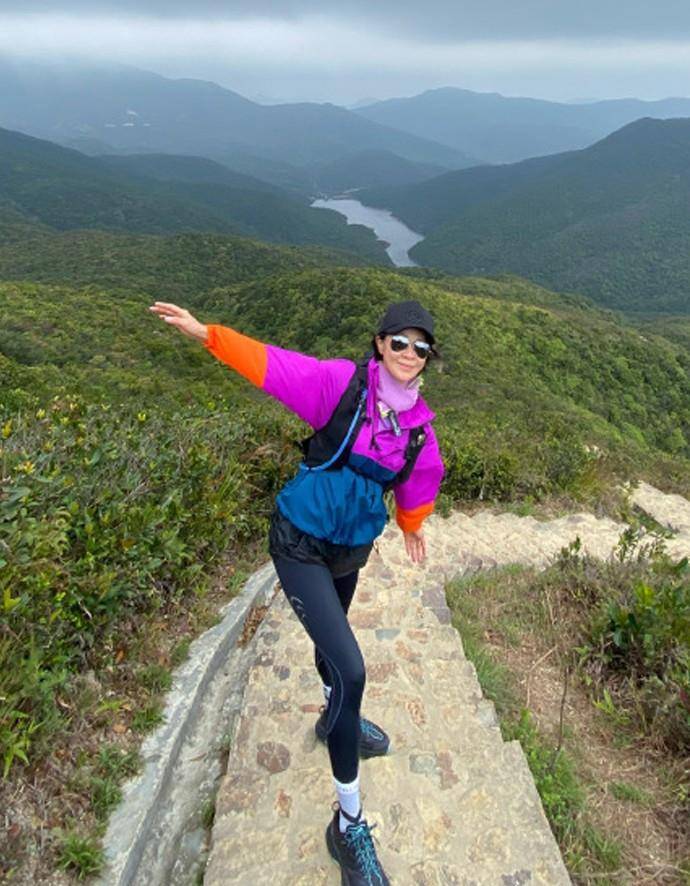 黑色 54岁刘嘉玲真够拼，穿紧身裤挑战登山，这双“小鸟腿”60后里少有