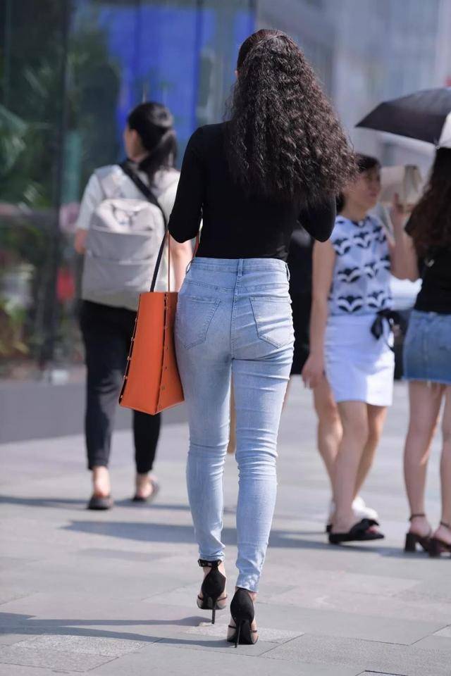 季节 打底衫配破洞牛仔裤，简约修身又显气质，美的休闲又落落大方