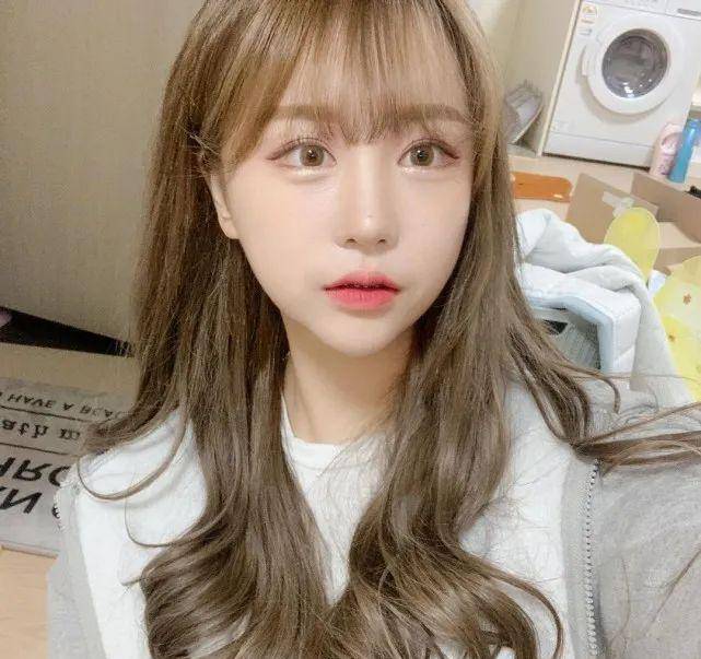 别墅19岁女孩数次整容后判若两人，称在整容上花的钱可以买套别墅
