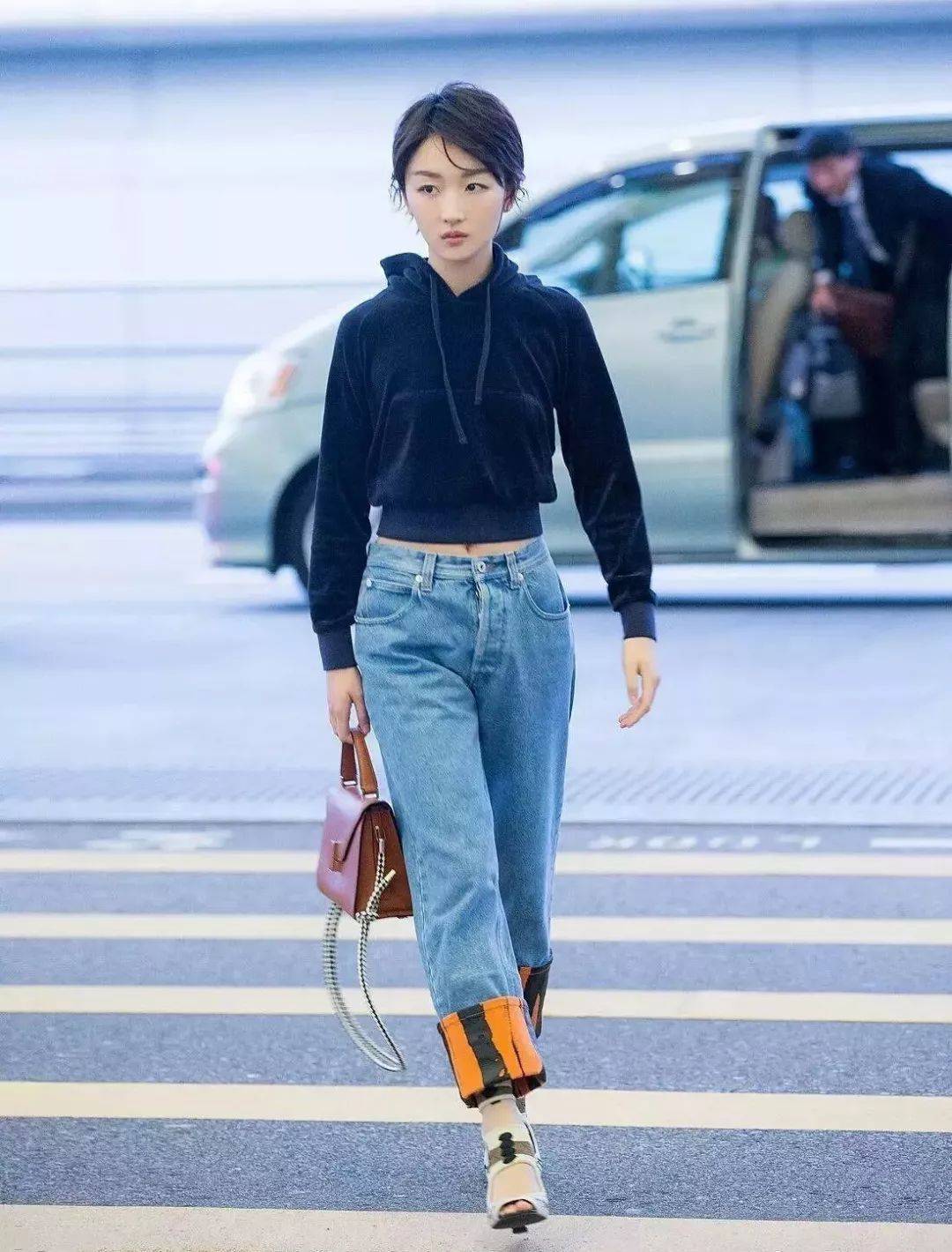 一身 周冬雨瘦成纸片人了，穿露脐上衣不见一丝赘肉，小学生身材很清爽