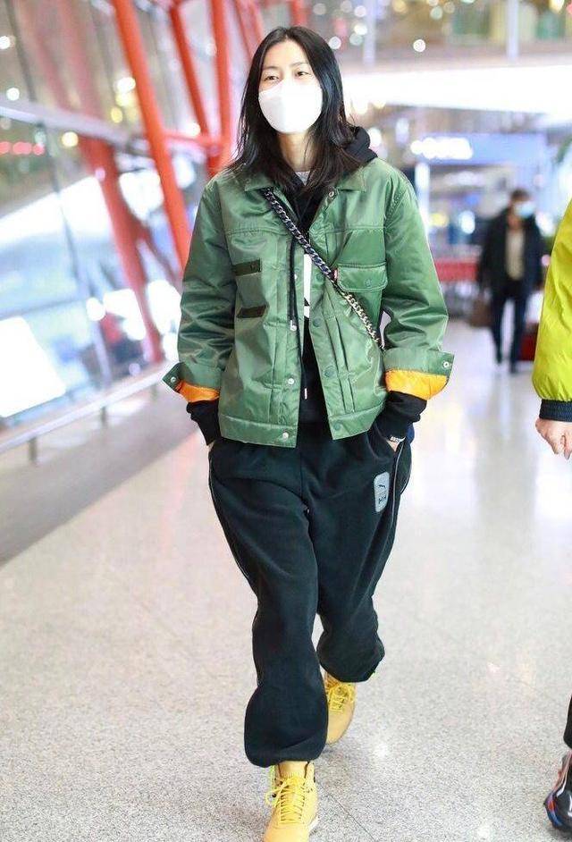 黑色 90后超模海莉示范冬季卫衣怎么穿,适合所有人借鉴,时髦又保暖