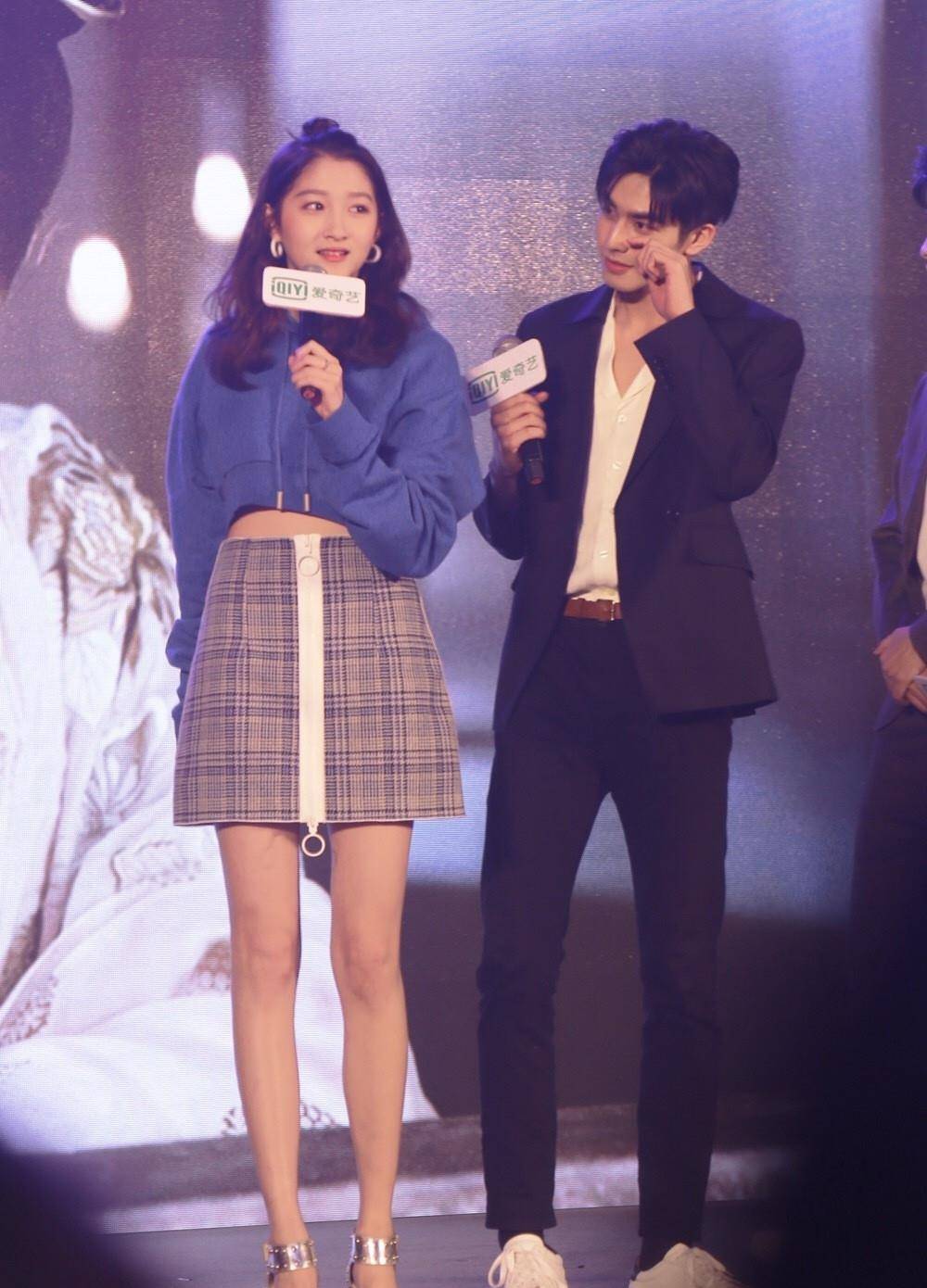 设计 24岁关晓彤同框23岁范宁，同是“国民闺女”，关晓彤的脸太争气