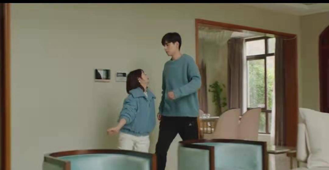 沈清|157cm的邢菲是如何扑倒188cm的胡一天的！身高不够茶几来凑！哈哈