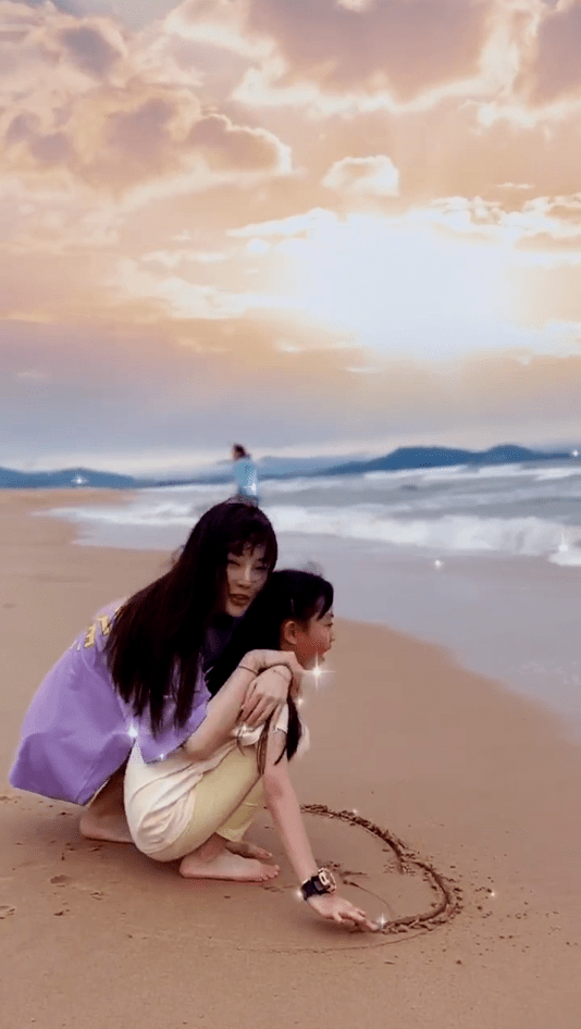 李小璐李小璐秀曼妙舞姿优雅自信,撩人马甲线抢镜,柔顺长发已及腰