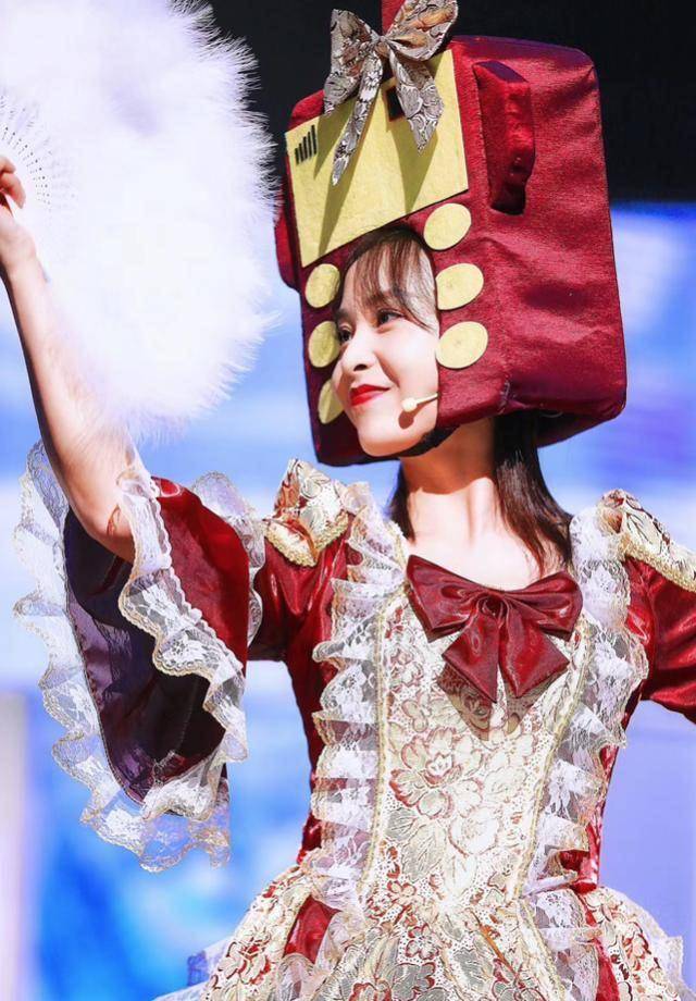 《笑起来真好看》迎来专业喜剧人助演,谢娜连连称赞"欢乐家族确实很强