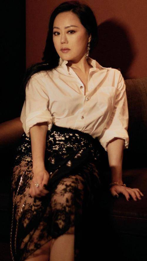 章小蕙 章小蕙身材真是藏不住,穿露肩真丝礼服显丰满,这身材60后少有