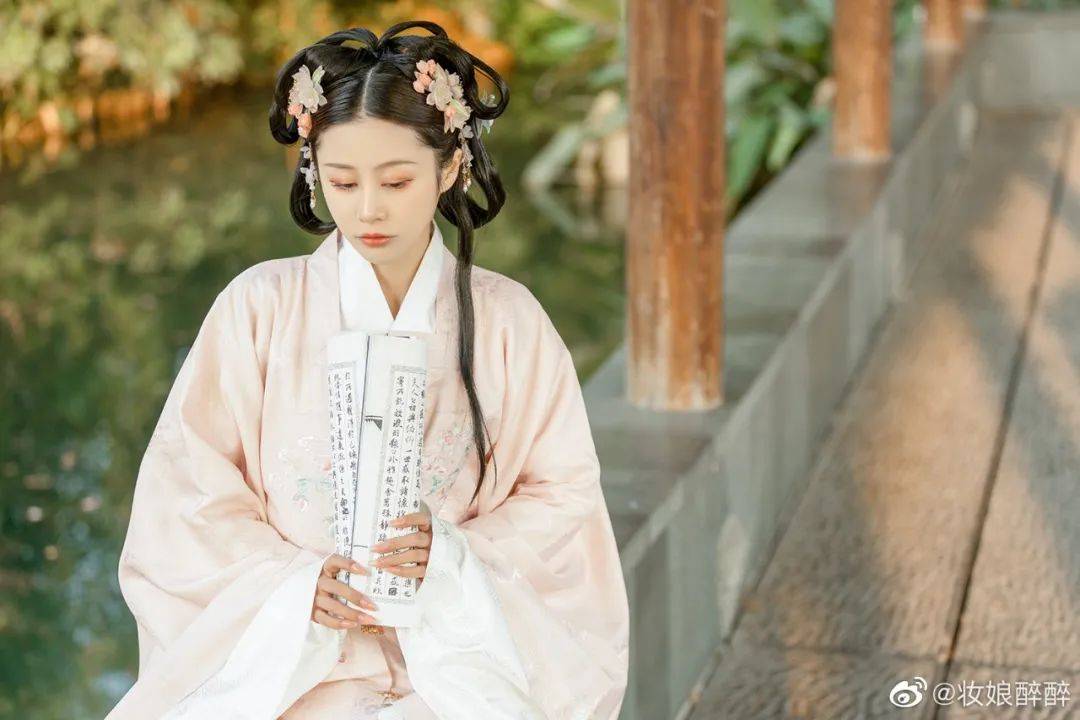 发型汉服小仙女：?想借一缕春风，追赶你和心动