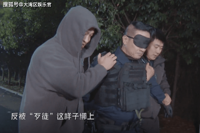 陈小春|《滚烫人生》特警体验：遇“绑架”陈小春束手就擒，张智霖高喊宁死不屈