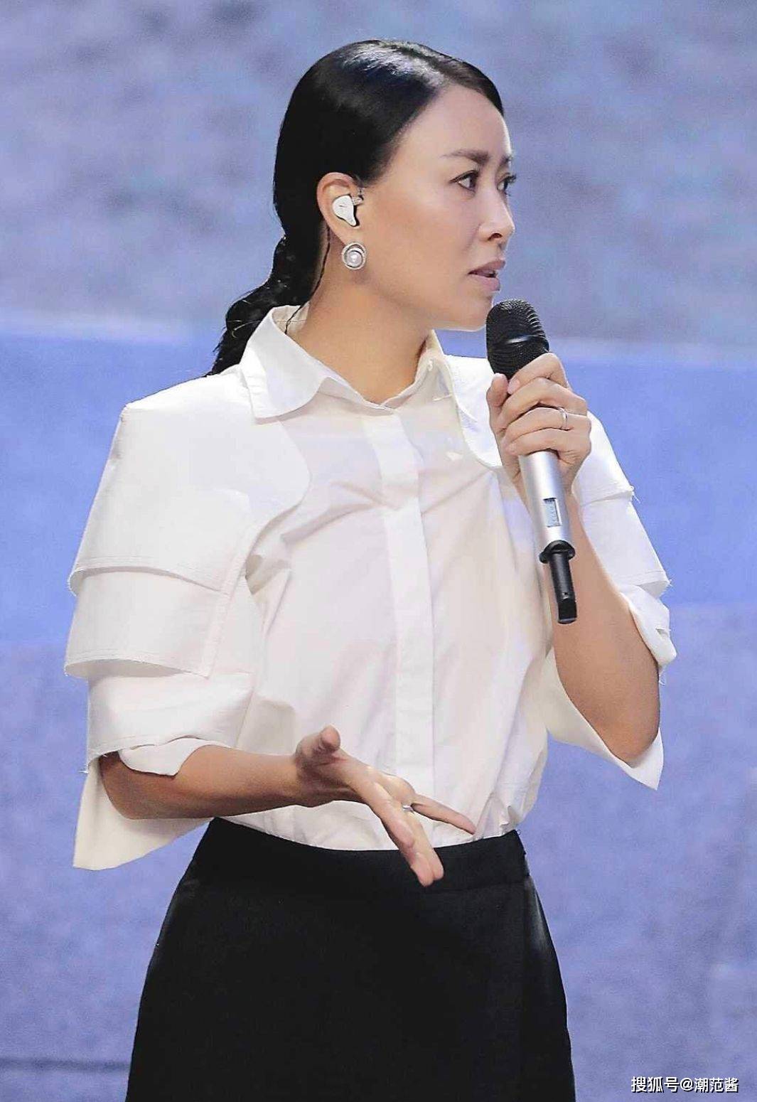 整体 那英还是适合气质型穿搭，和小25岁新生女星同框状态丝毫不输