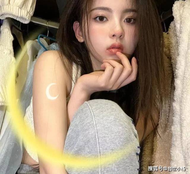 长发杨超越穿白色吊带露脐装秀曼妙身材! 雪肤玉貌太性感撩人